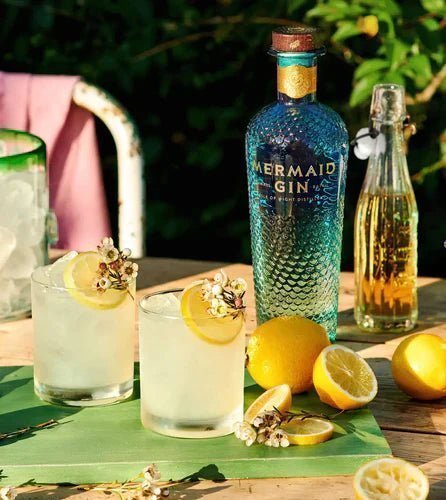 Wie man einen Gin Kiss Cocktail zubereitet - MBG Amber Room