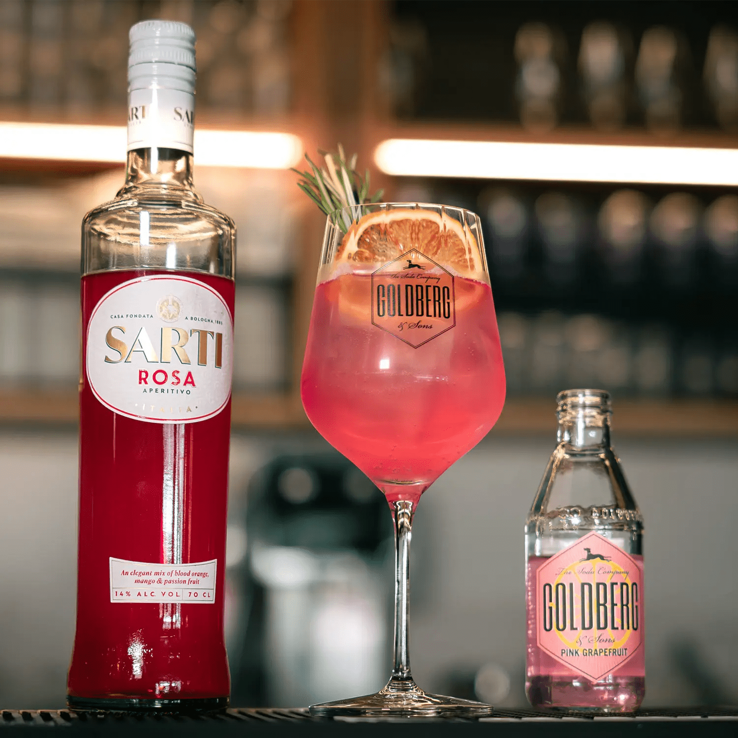 SARTI Rosa Pink Grapefruit Spritz Rezept - MBG Amber Room