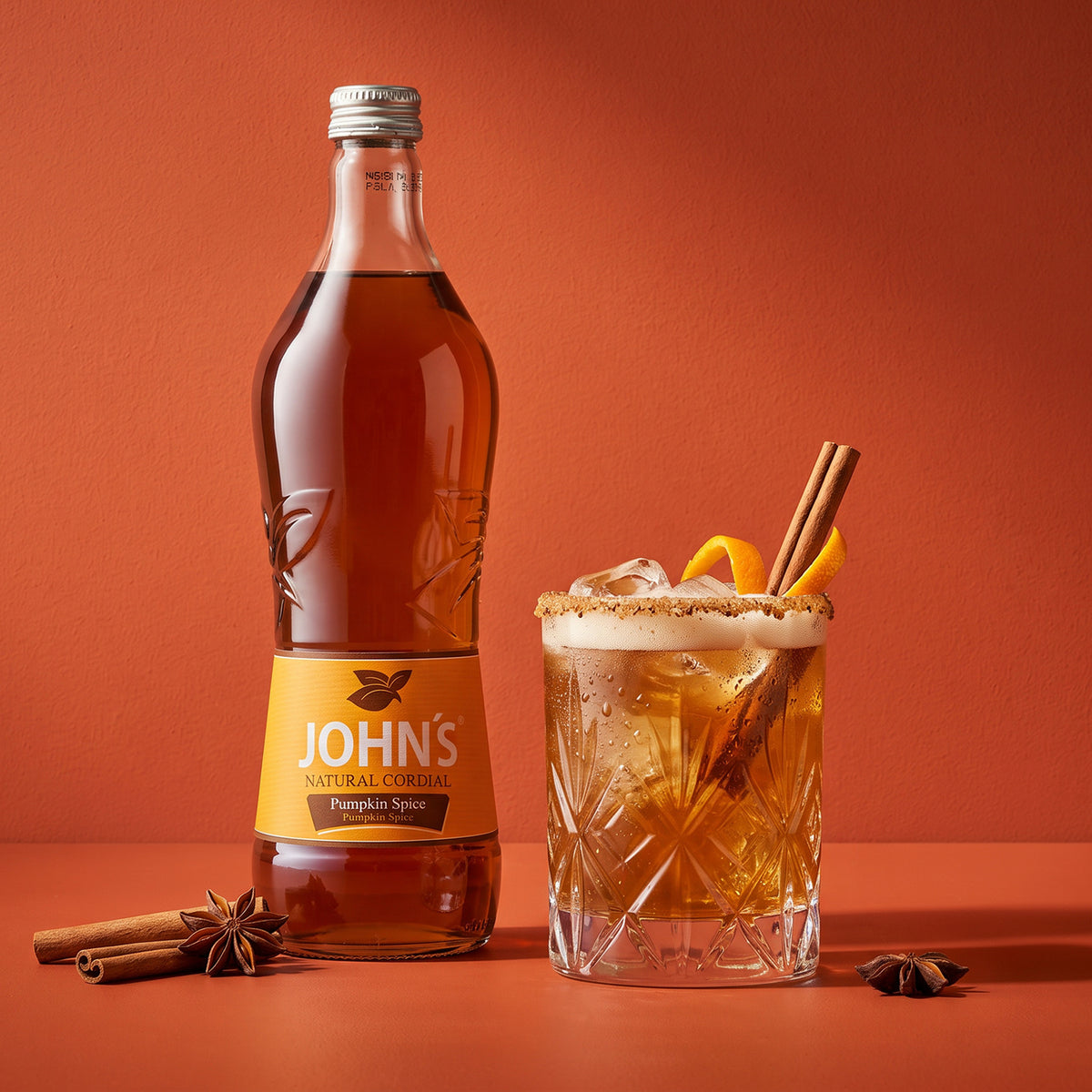 Herbstlicher Pumpkin Spice Latte, zubereitet mit JOHN'S Pumpkin Spice Sirup