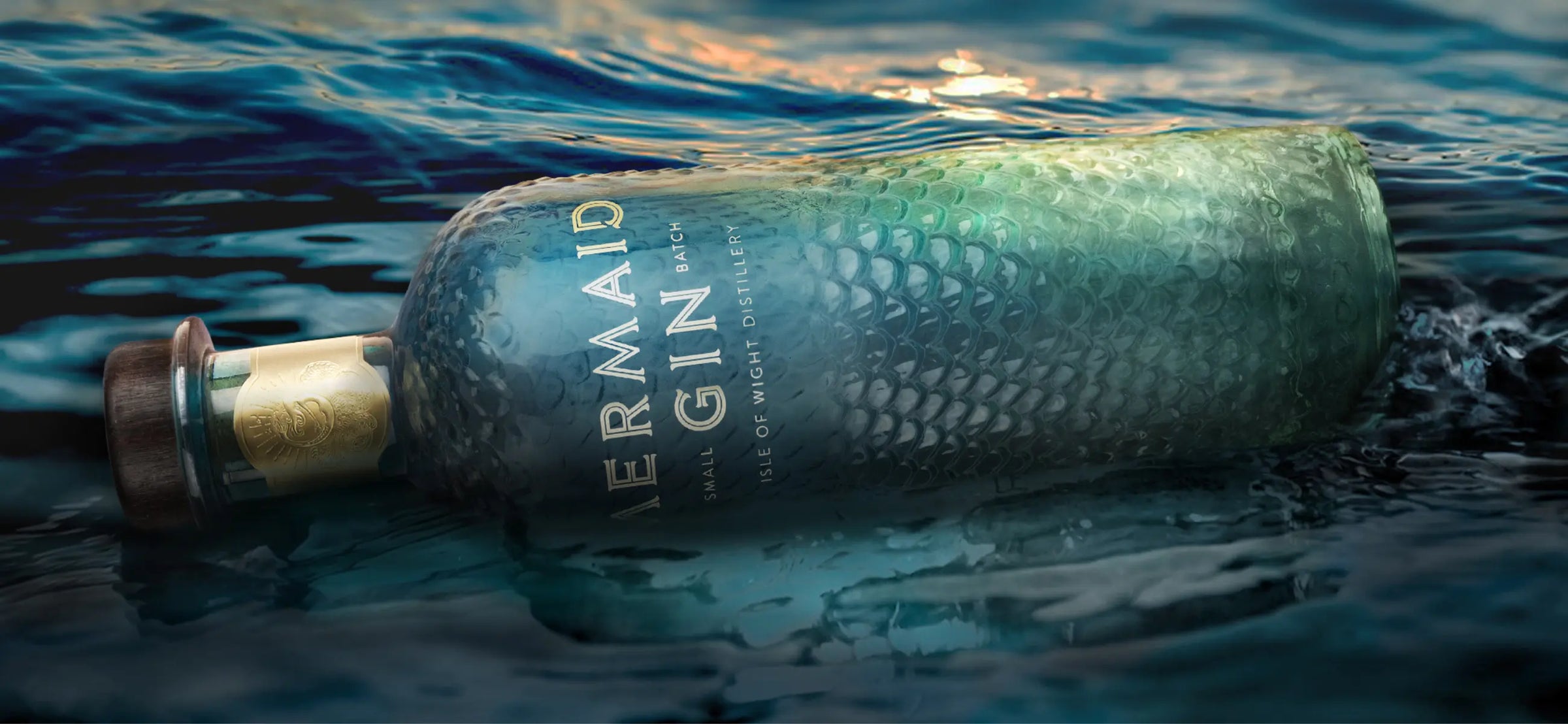 Eine Flasche Mermaid Gin Blue im Wasser