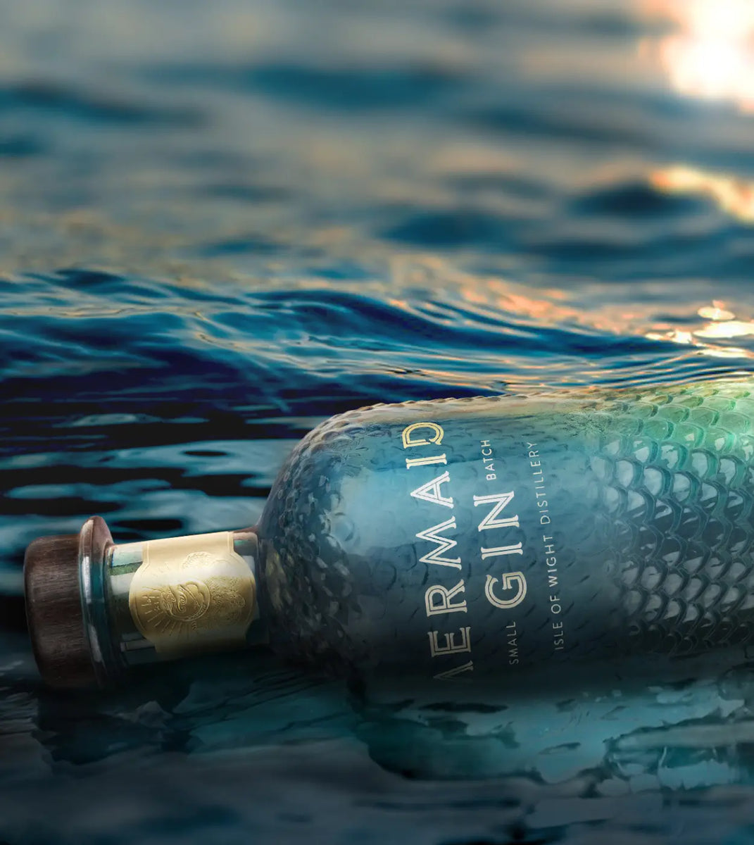 Eine Flasche Mermaid Gin Blue im Wasser